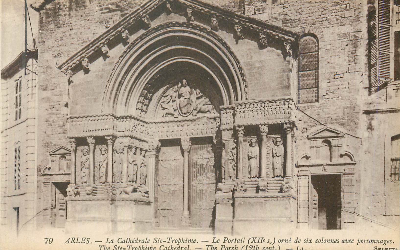 CPA Arles La Cathedrale Ste Trophime Le Portail (XIIe s) Orne de six colonnes avec personnages