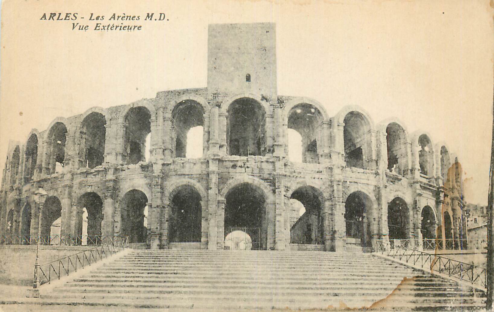 CPA Arles Les Arenes M D vue Exterieure