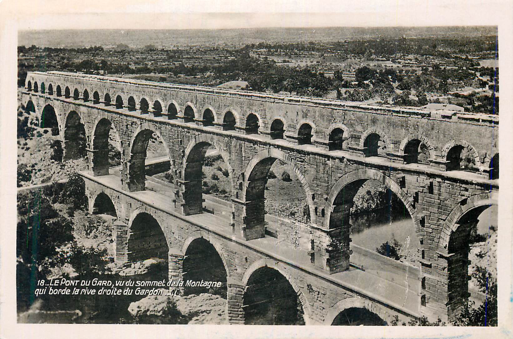 CPM Le Pont du Gard vu du sommet de la Montagne qui borde la rive droite du Gardon