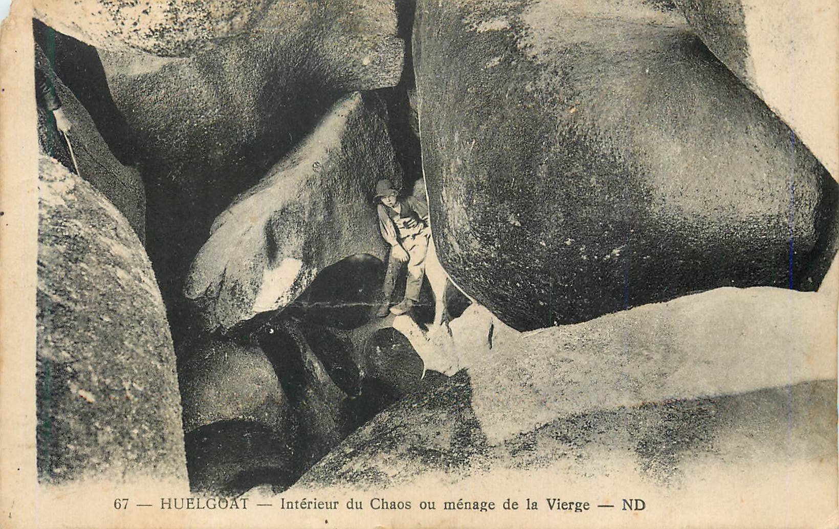 CPA Huelgoat Interieur du Chaos ou menage de la Vierge