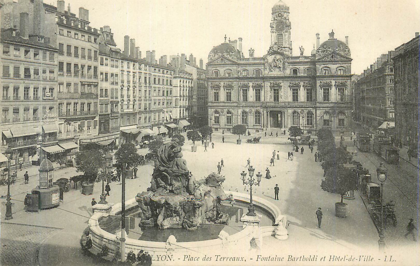 Lyon - Place des Terreaux - Fontaine Bartholdi et Hôtel-de-Ville - L.L.