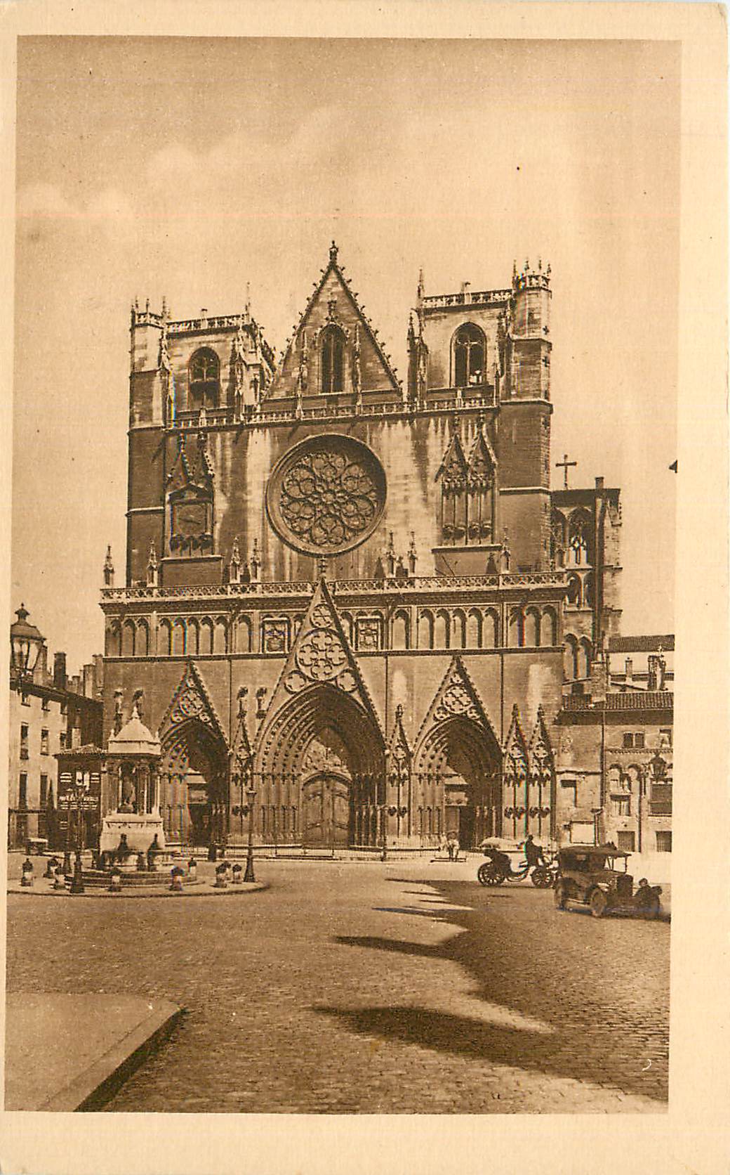 CPA Lyon Eglise Primatiale St Jean Fontaine St Jean Baptiste