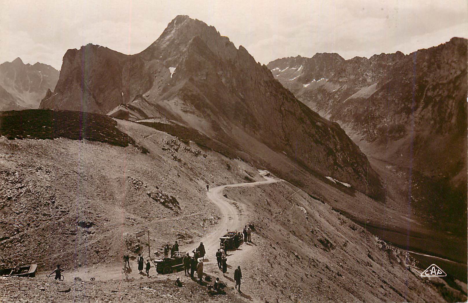 Vue du col de la Forclaz — montagnes enneigées — C.A.A. n° 102