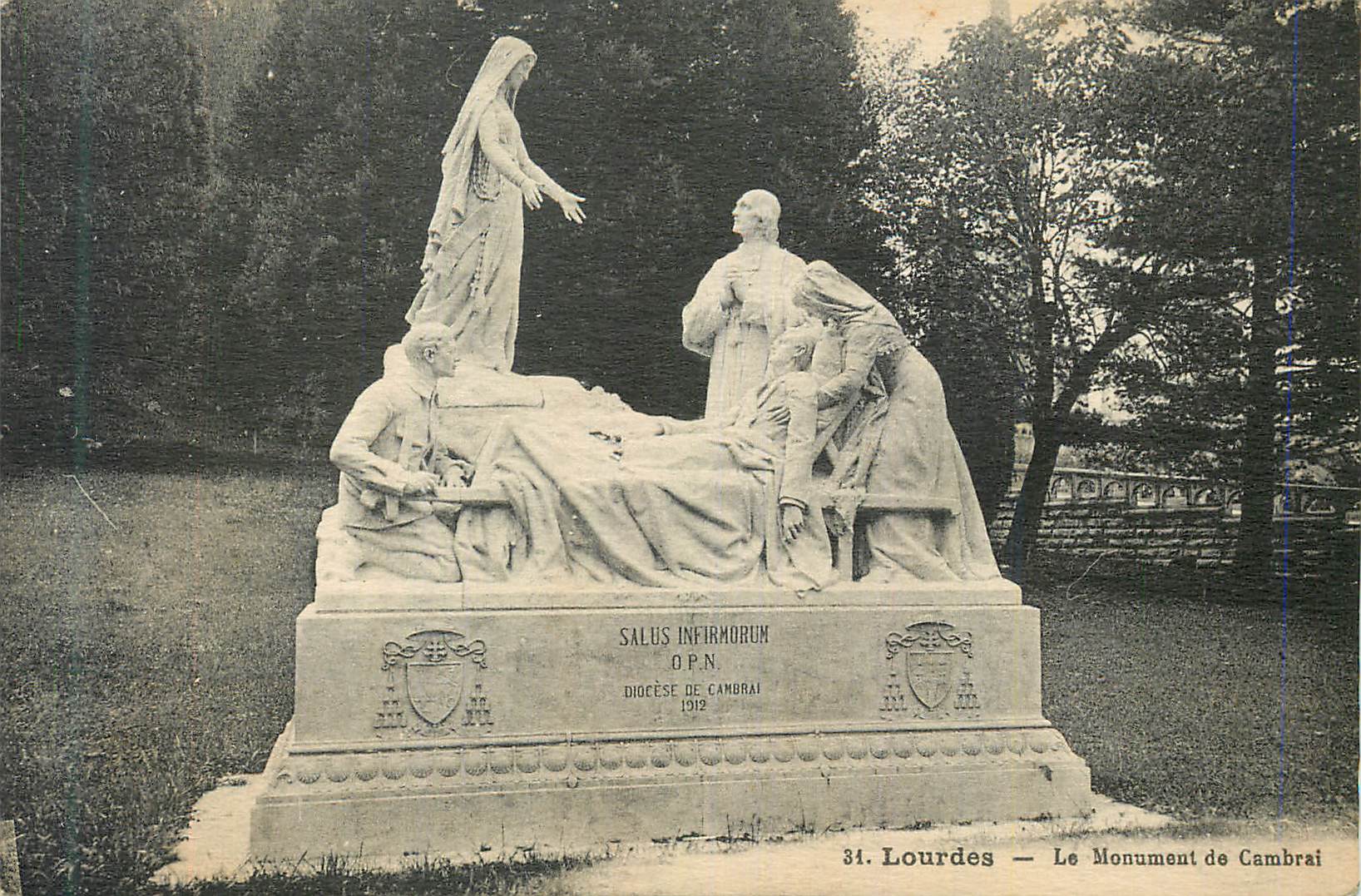 CPA Lourdes Le Monument de Cambrai