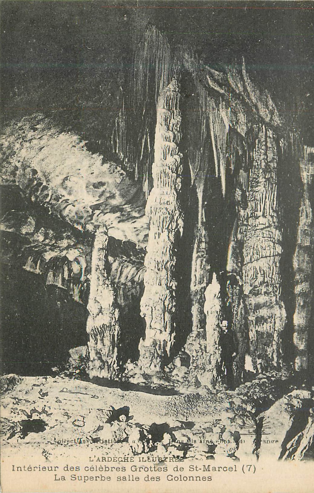Intérieur des célèbres Grottes de St-Marcel (7) — La Superbe salle des Colonnes — L'Ardeche Iléutres