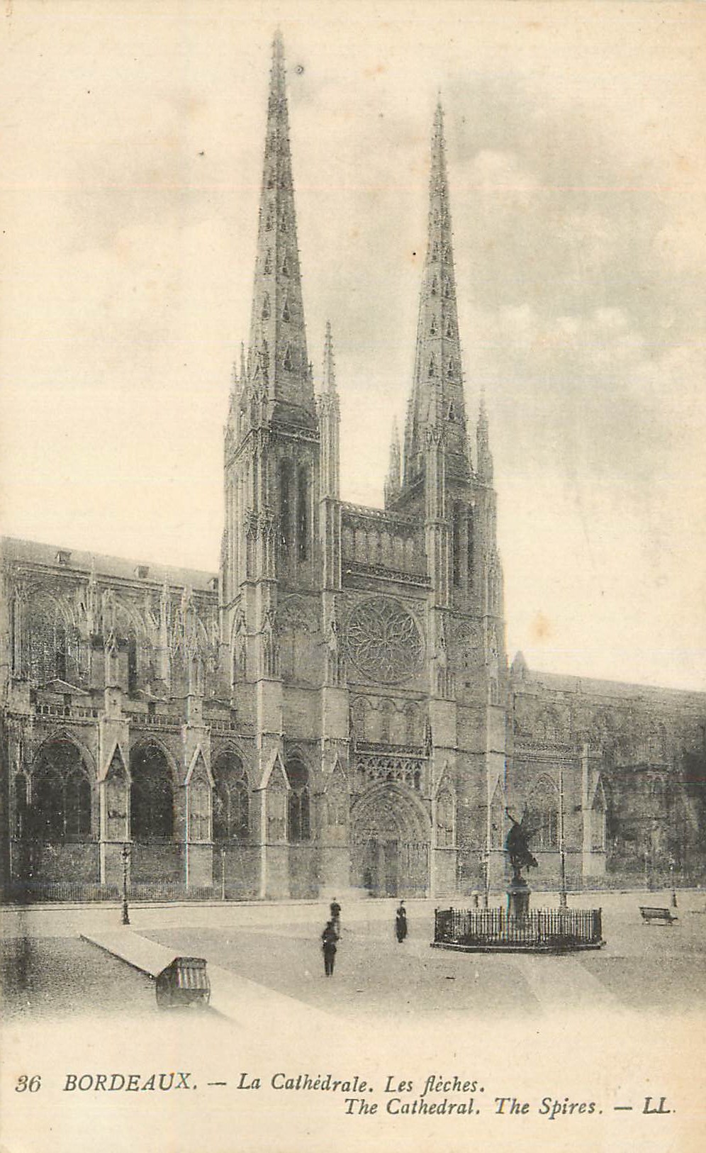 Bordeaux — La Cathédrale. Les flèches. — LL.