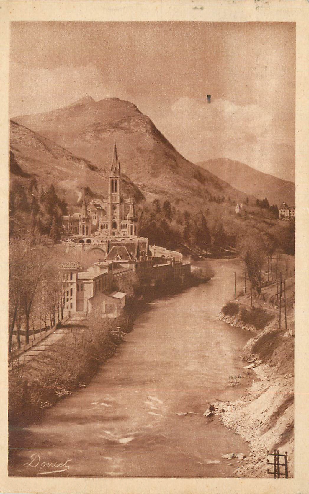 CPA Lourdes La Basilique et le Gave