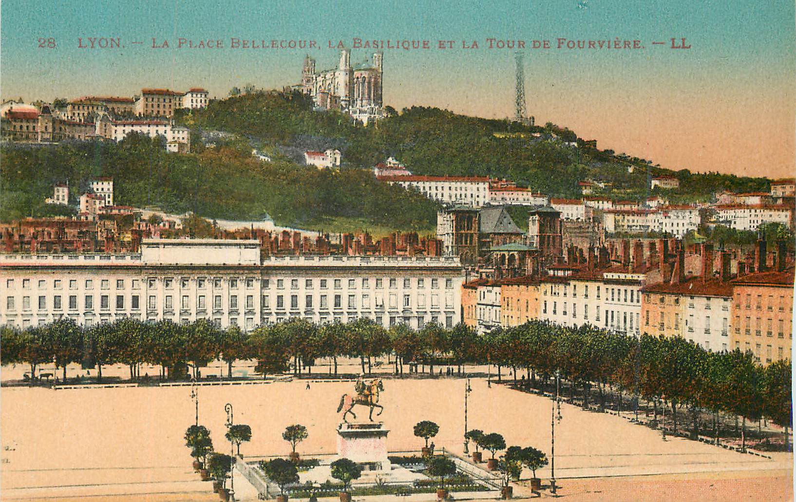 CPA Lyon La Place Bellecour La Basilique et la Tour de Fourviere