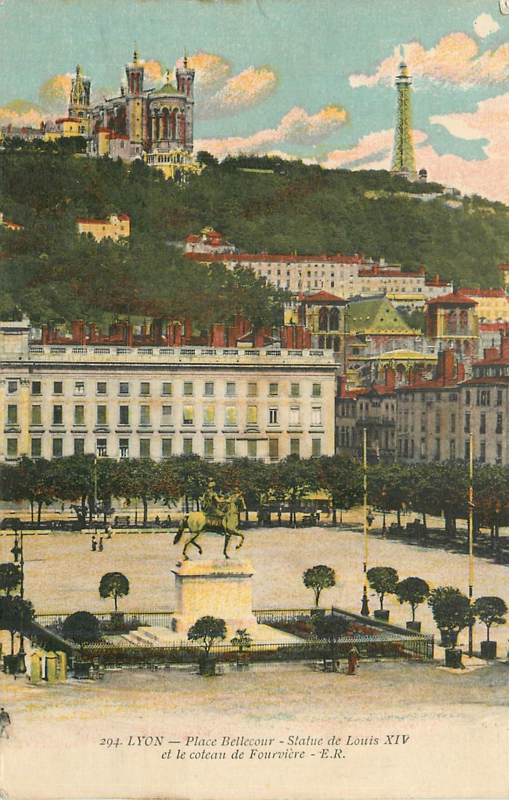 CPA Lyon Place Bellecour Statue de Louis XIV et le Coteau de Fourviere