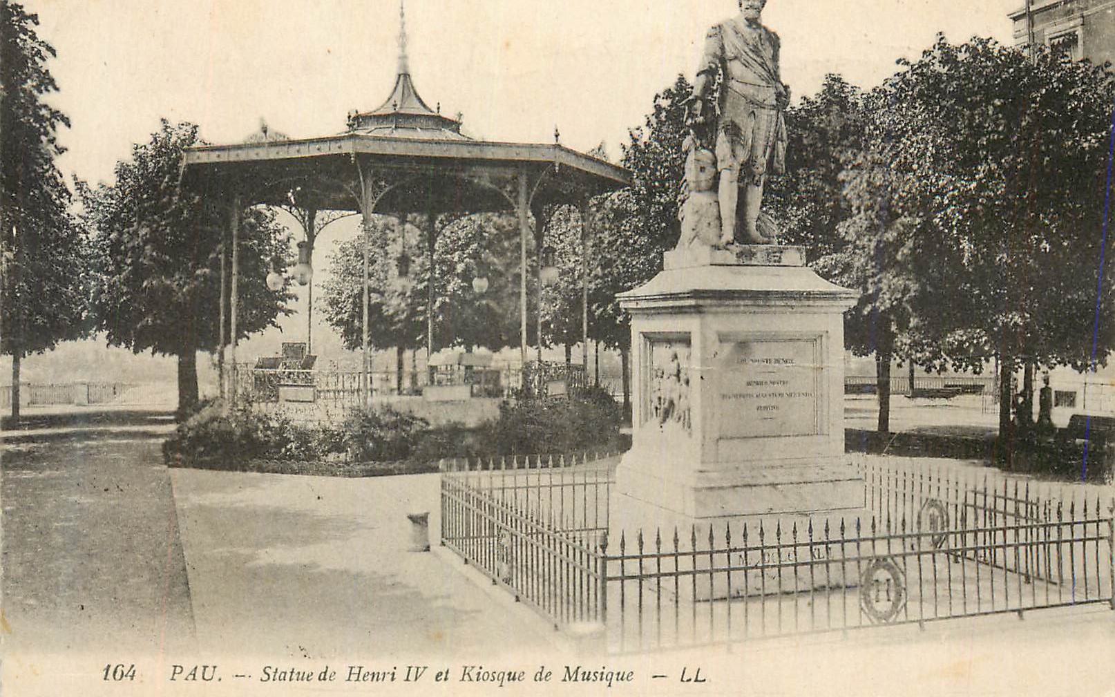 CPA Pau Statue de Henri IV et Kiosque de Musique