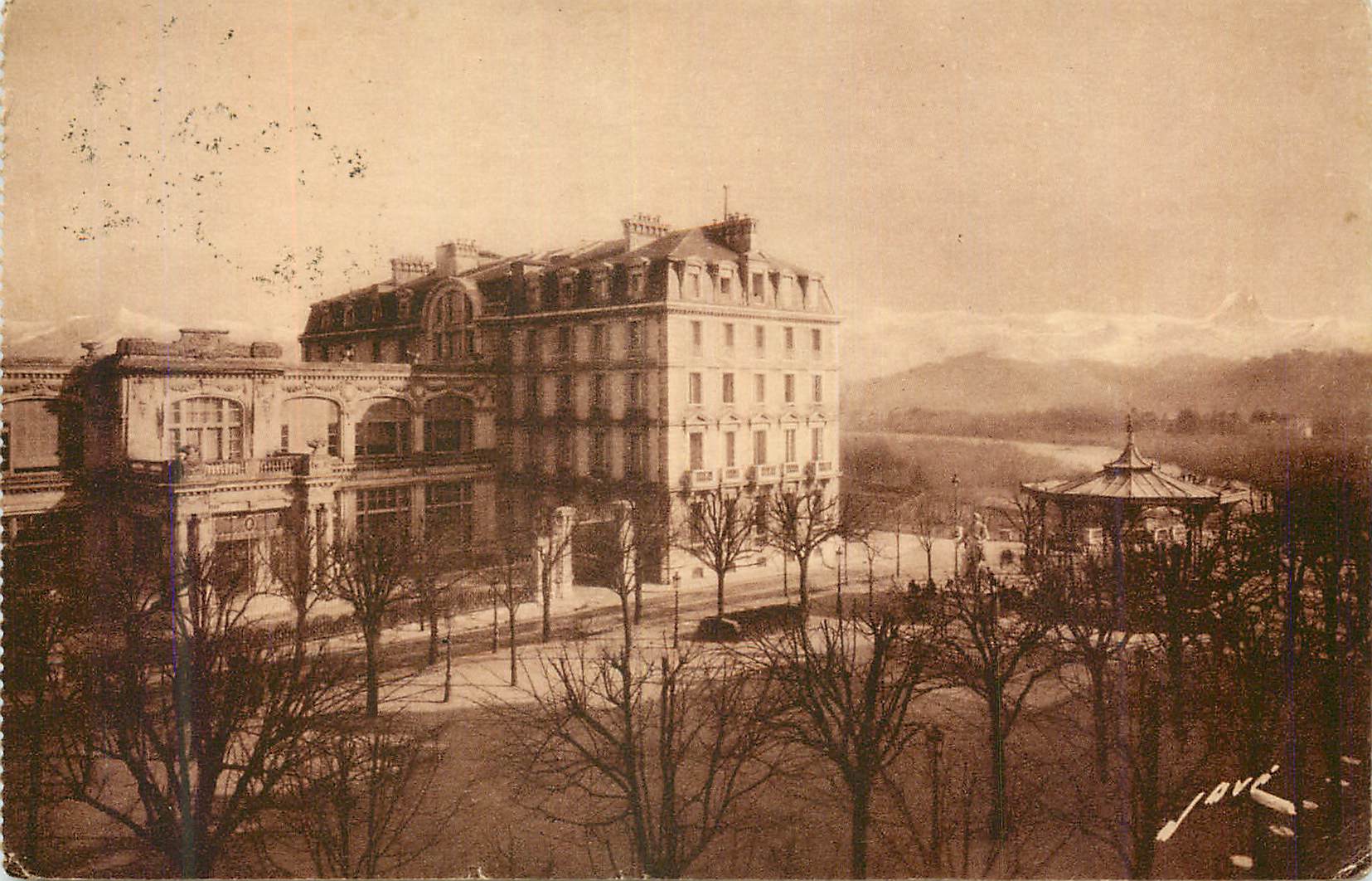 CPA Pau La Place Royale Hotel de France et la Chaine des Pyrenees