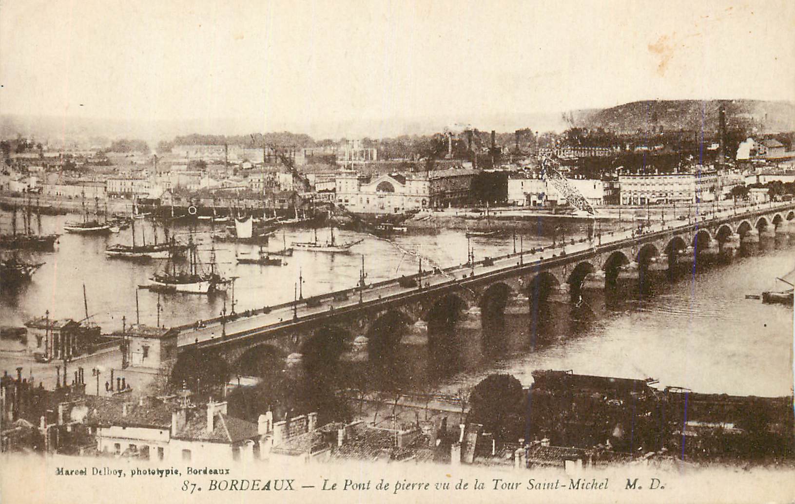 CPA Bordeaux le Pont de pierre vu de la Tour Saint Michel Bateaux