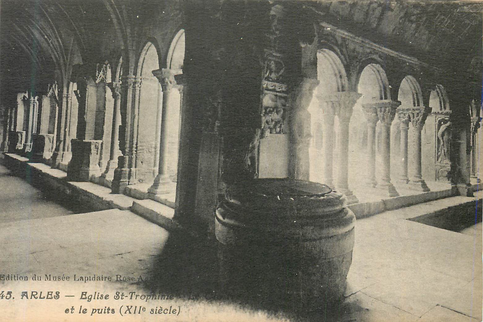 Arles — Église Saint-Trophime et le puits (XIIe siècle) — Édition du Musée Lapidaire Rose