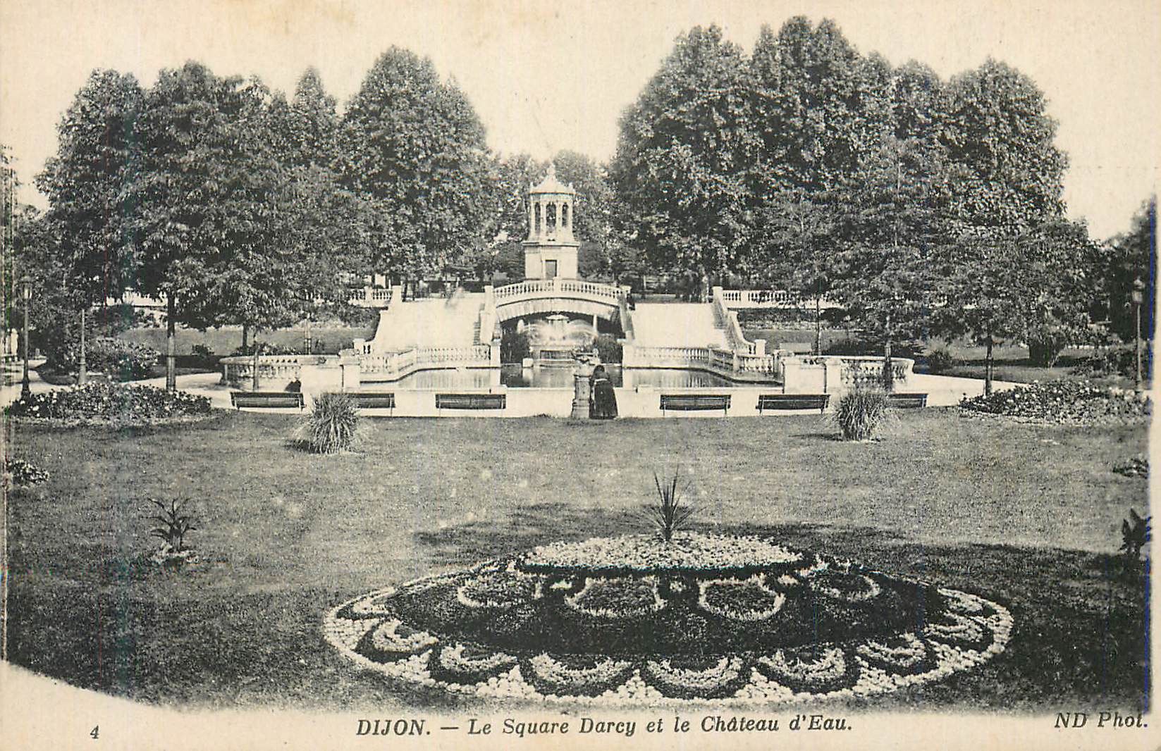 CPA Dijon Le Square Darcy et le Chateau d'Eau