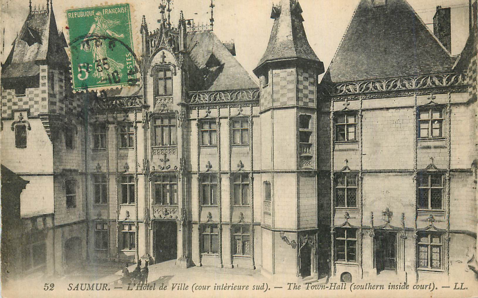 CPA Saumur L'Hotel de Ville (Cour interieur sud)