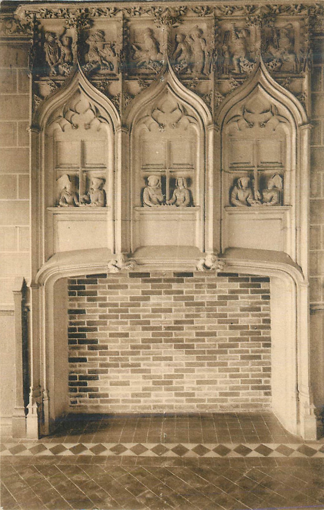 Cheminée gothique ornée — sculptures et mosaïque — éditeur inconnu