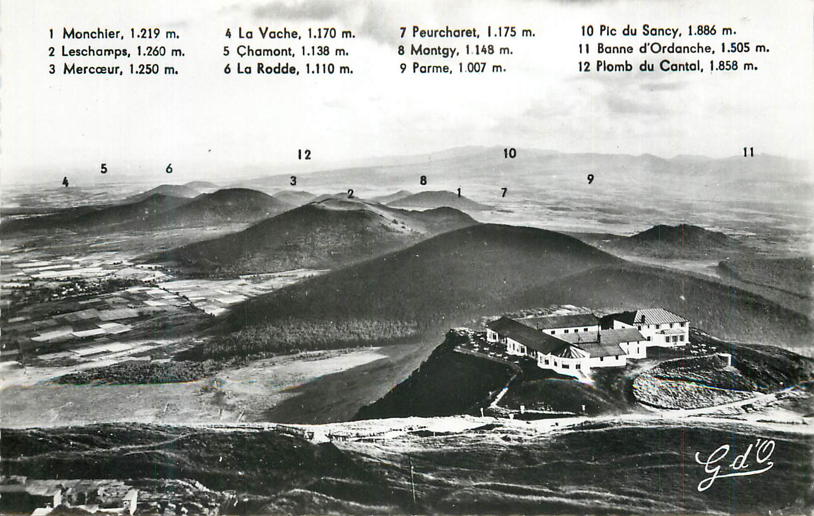 CPM L'Auvergne Sommet du Puy de Dome Vue Panoramique sur le Chaine des Puys Sud Et Massif du Mont Dore et Sancy En Premi