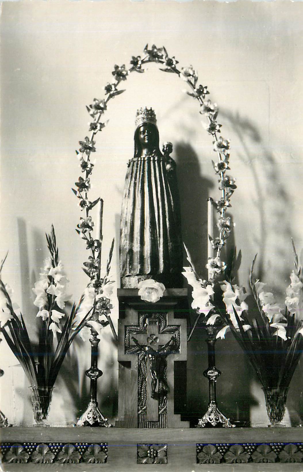 Statue der Notre-Dame — Krone und Blumengirlande — unbekannter Verleger