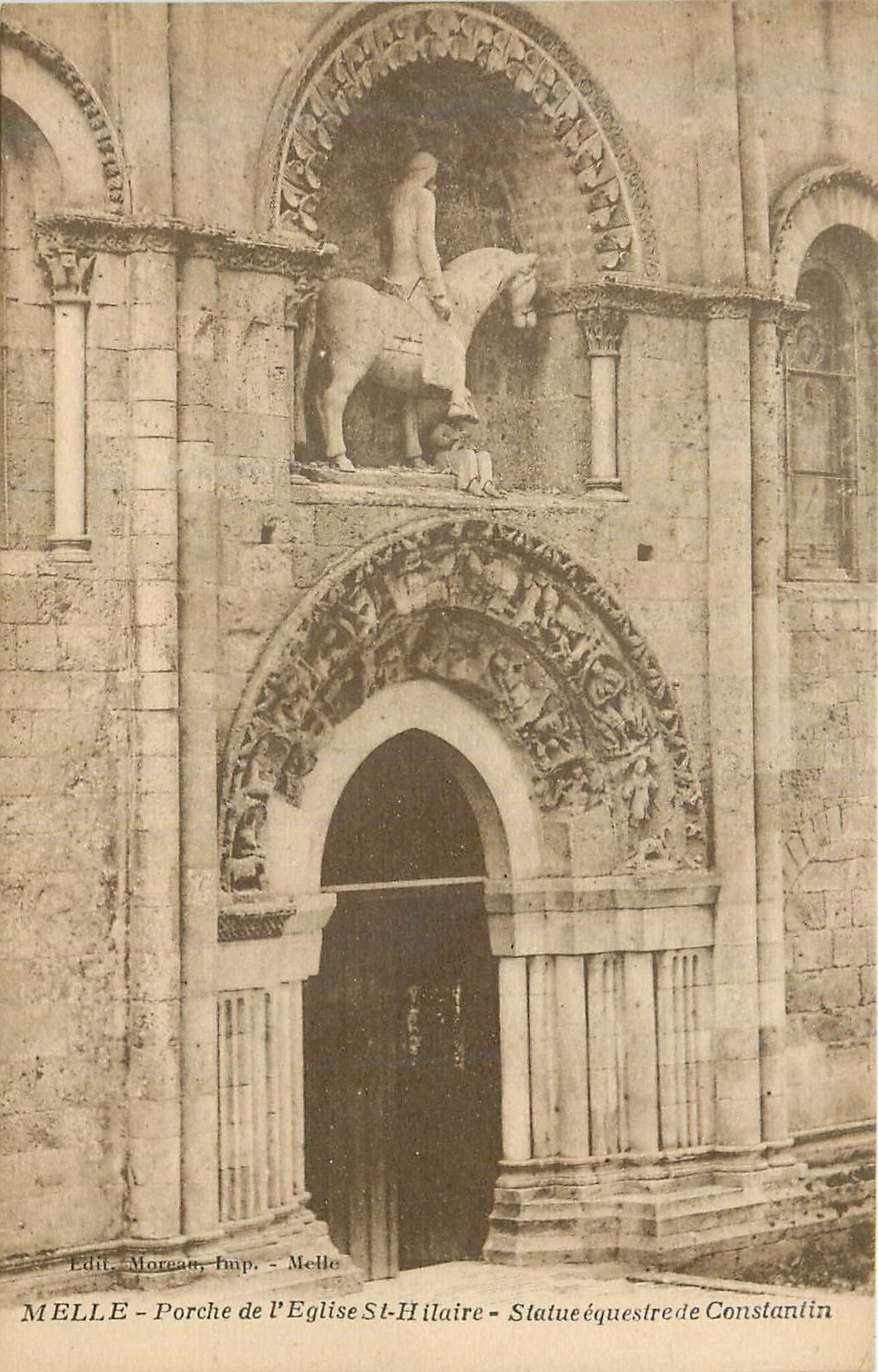 CPA Melle Porche de l'Eglise St Hilaire Statue equestre de Constanlin