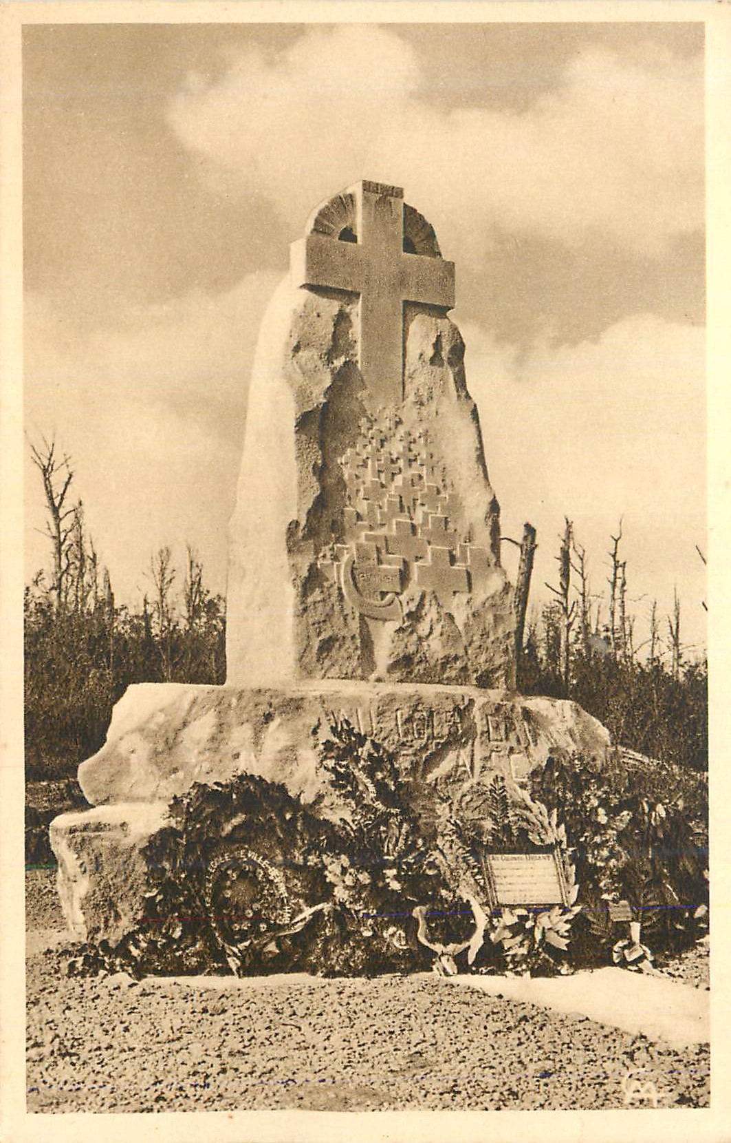 CPA Le Bois des Caures Monument eleve a la memoire du Colonel Driant et de ses Chasseurs (56 et 59 Bataillons) 1916 Mili