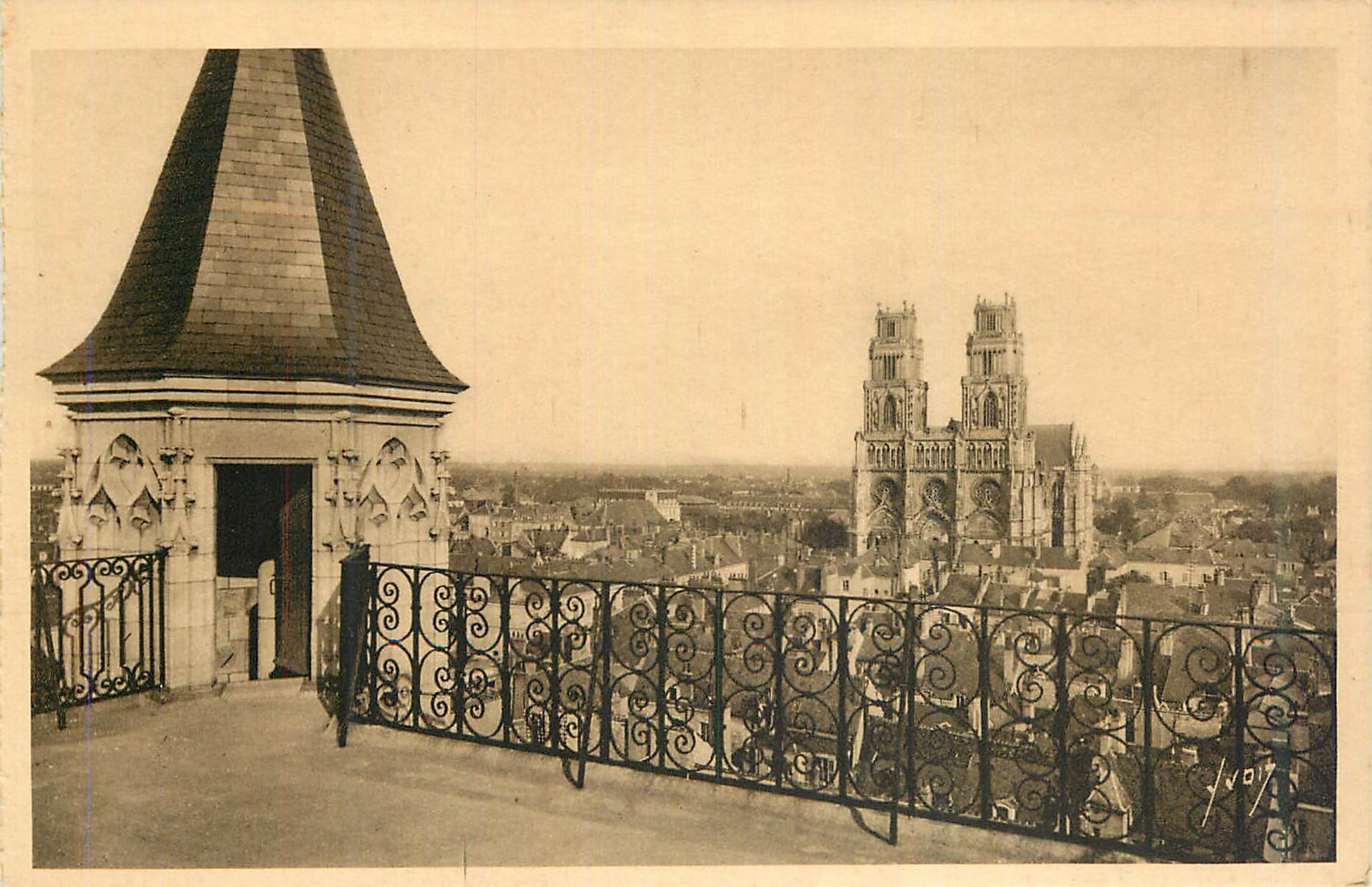 CPA Orleans (Loiret) Vue generale vers la Cathedrale