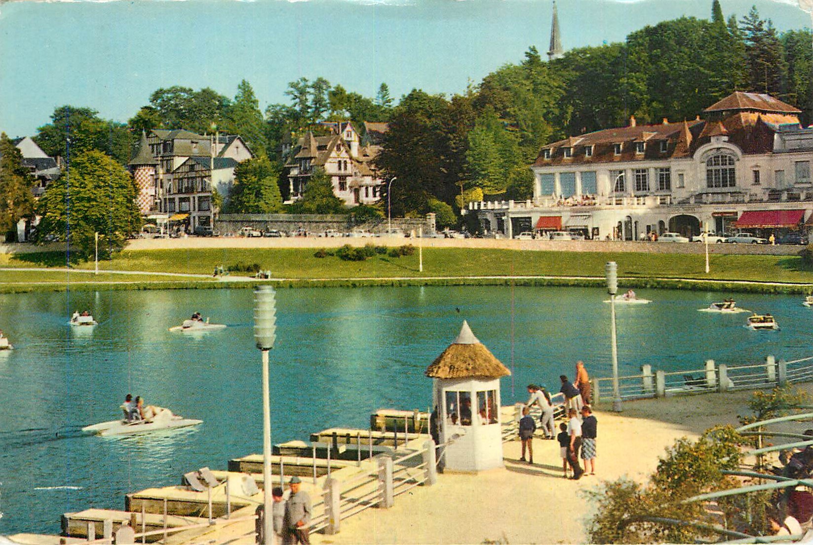 CPM Station Thermale de Bagnoles de l'Orne (Orne) Un Coin du lac et le Casino des Thermes
