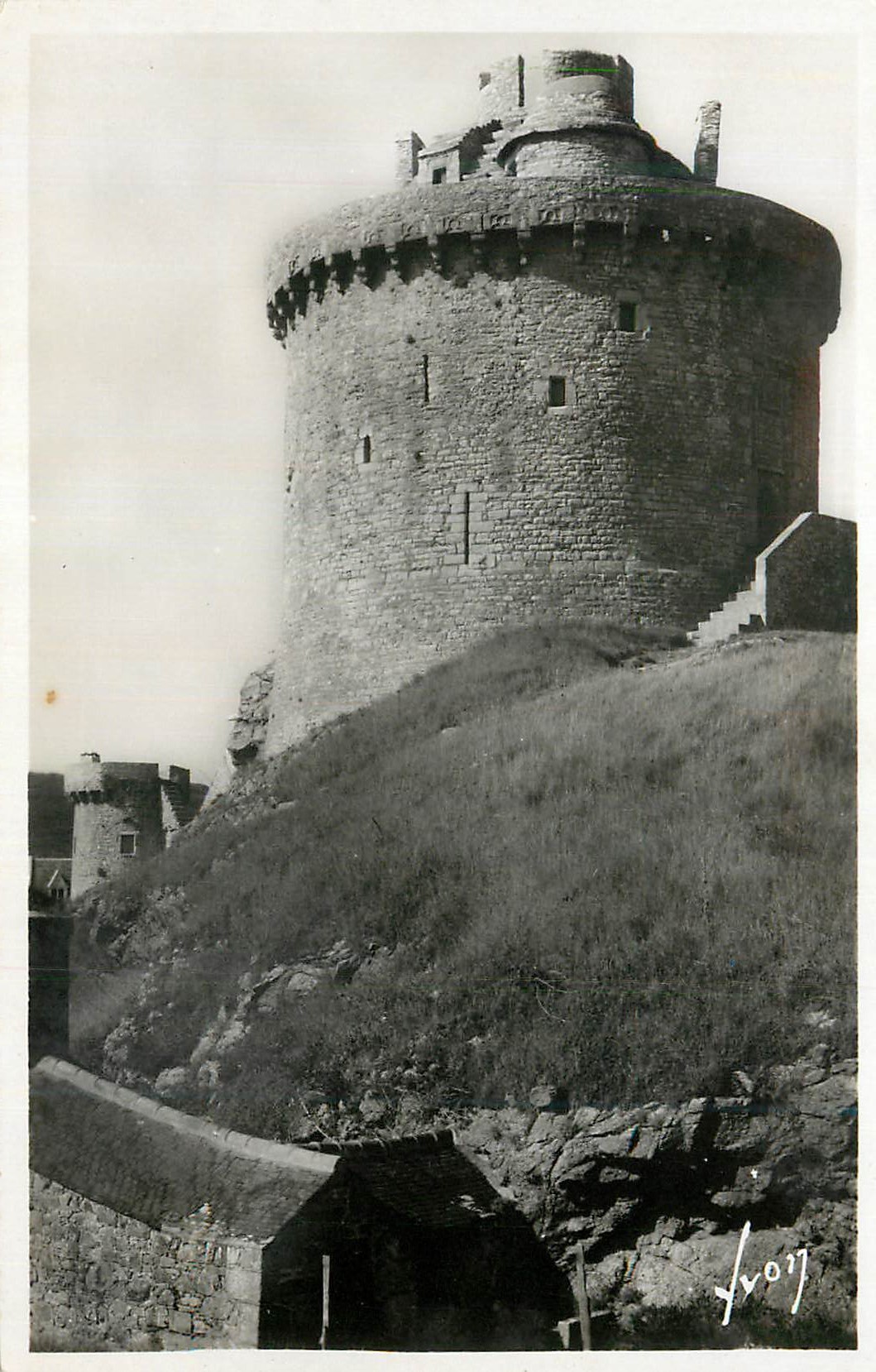 CPM Fort de la Latte (C du N) Le donjon (XIIIe s) cote Est et le four a boulets (XVIIIe s)