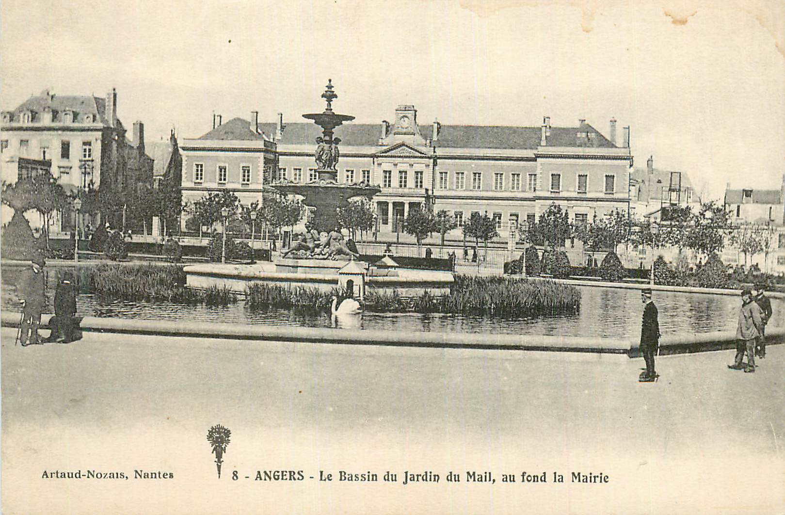 CPA Angers Le Bassin du Jardin du Mail au fond la Mairie