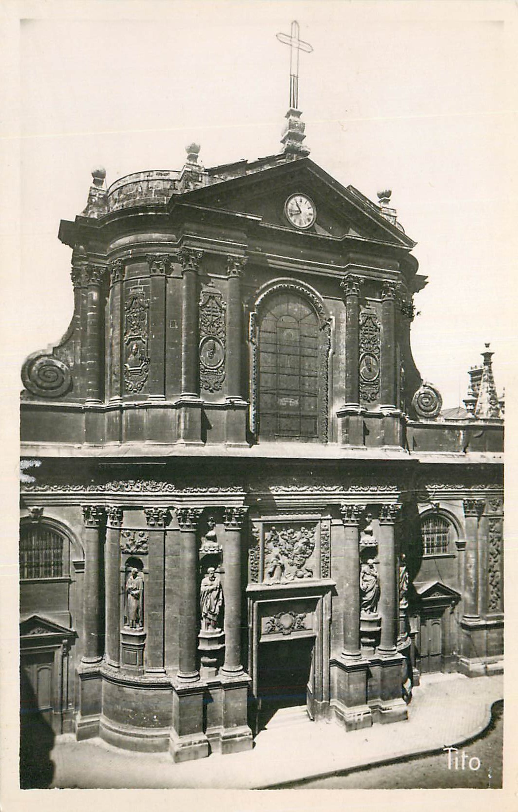 Église de Tifo — façade baroque ornée de statues et d'un clocher à horloge — Tifo