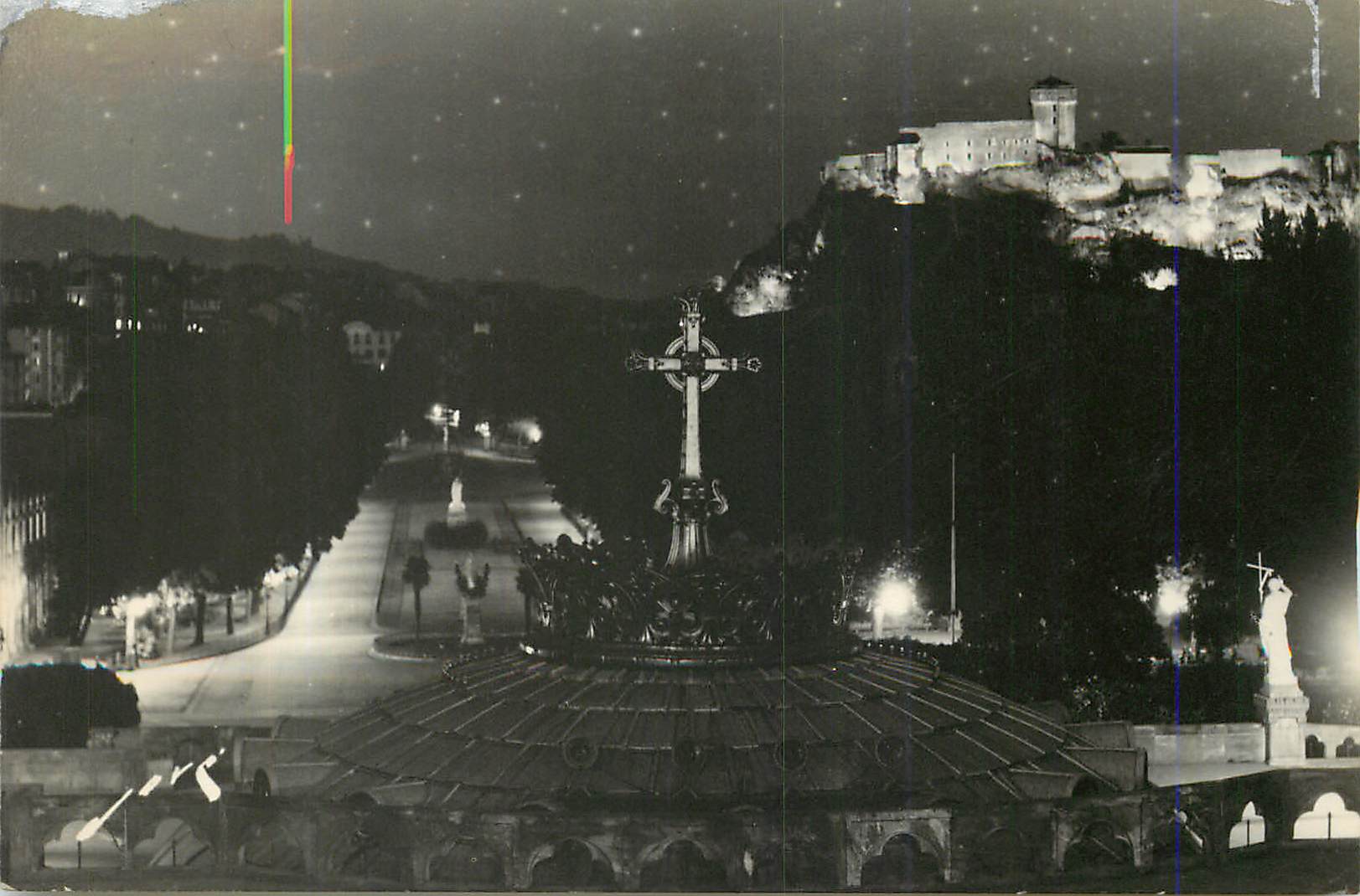 CPM Toute la France Lourdes H P L'Esplanade et le Chateau Fort la nuit