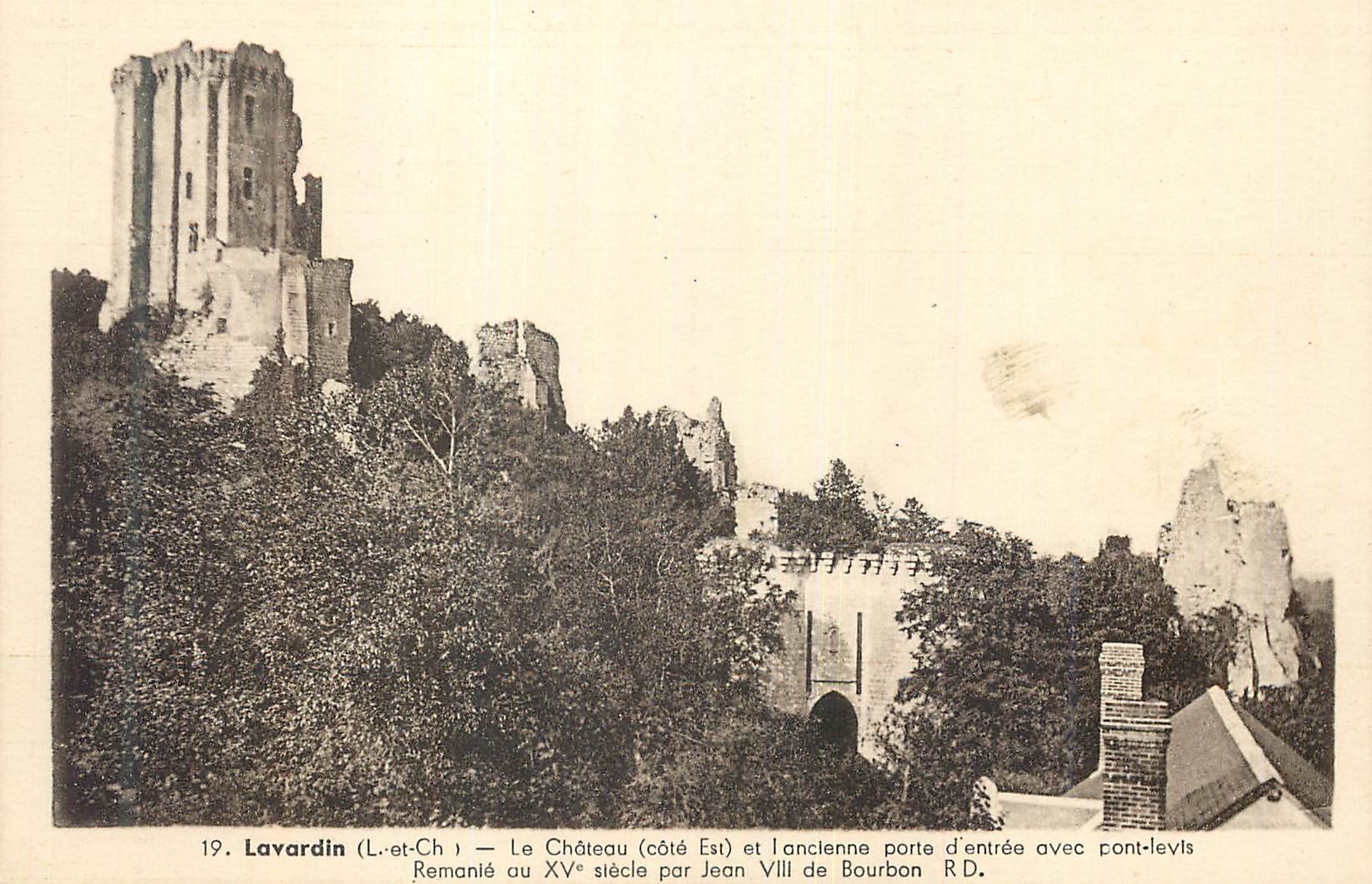 Lavardin (L.-et-Ch) — Le Château (côté Est) et l'ancienne porte d'entrée avec pont-levis