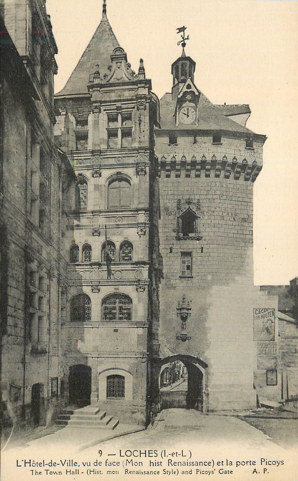 CPA Loches (I et L) L'Hotel de Ville vu de face (Mon hist Renaissance) et la porte Picoys