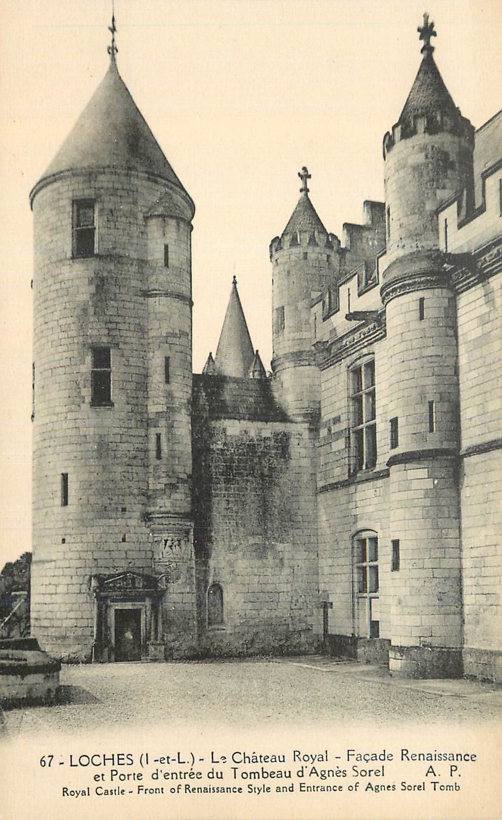 CPA Loches (I et L) le Chateau Royal Facade Renaissance et Porte d'entree du Tombeau d'Agnes Sorel