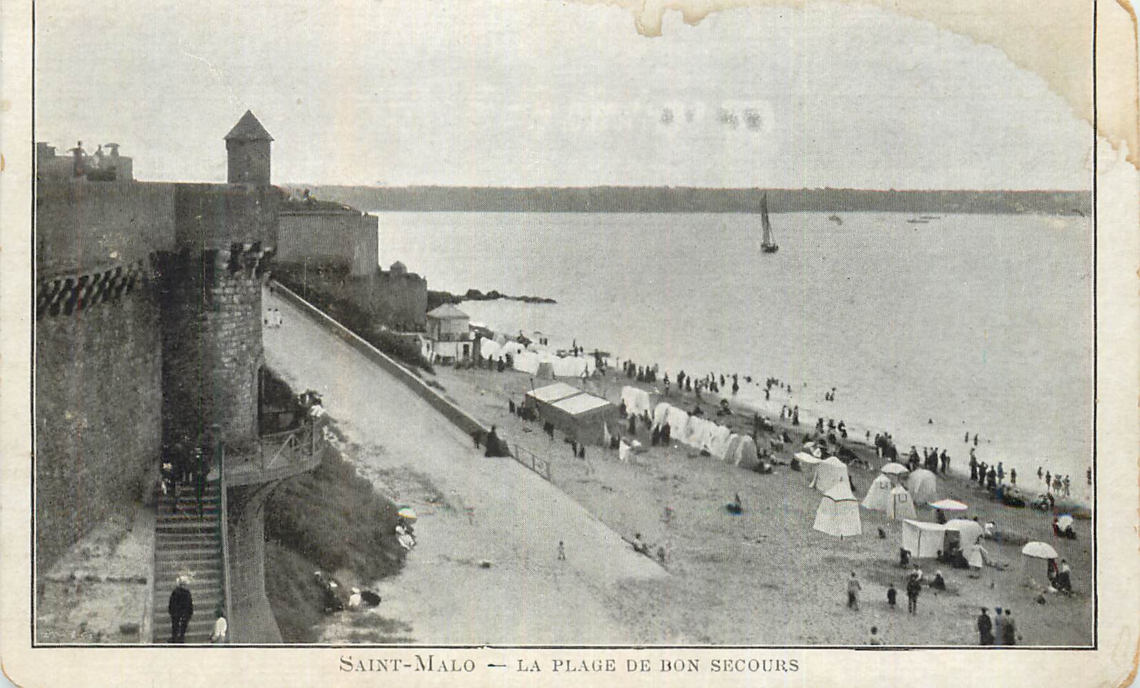 Saint-Malo — La plage de Bon Secours — vue de la muraille et du port