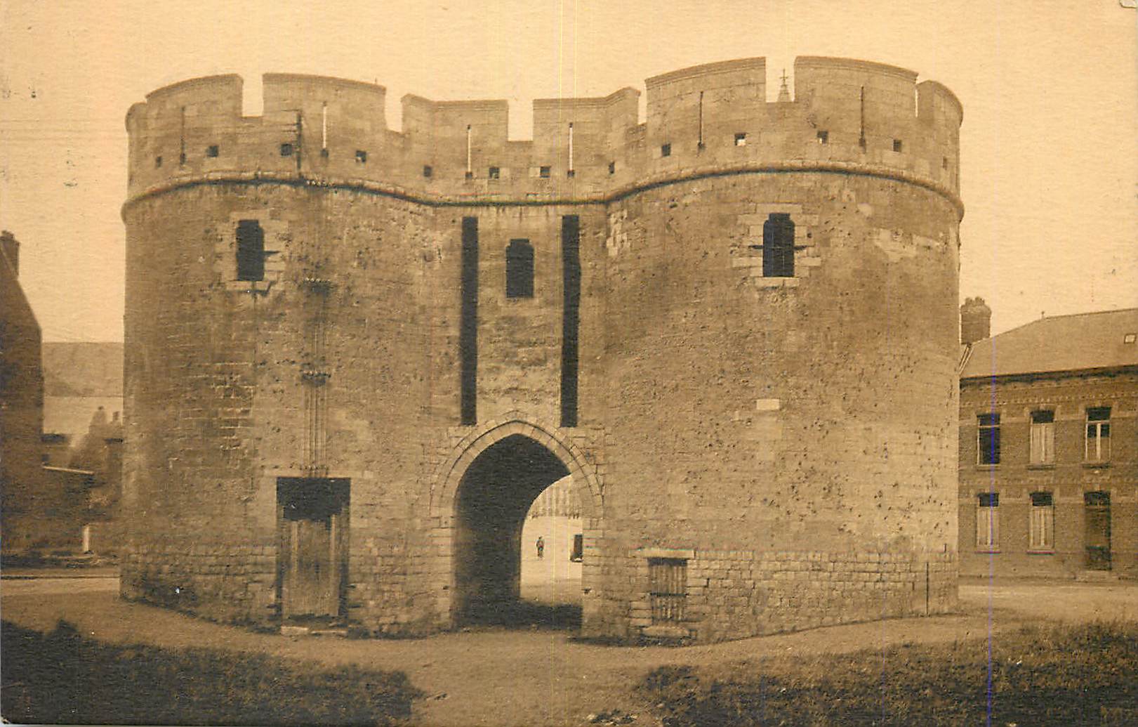 CPA Cambrai Porte de Paris Ancienne porte du Saint Sapulcre (1349)