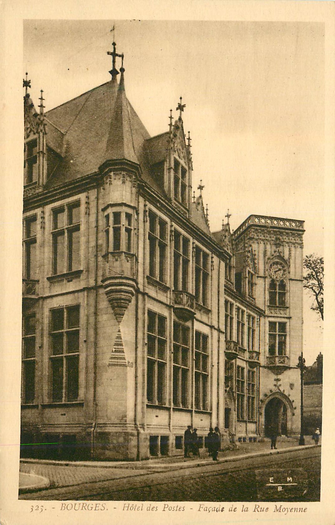 CPA Bourges Hotel des Postes Facade de la Rue Moyenne