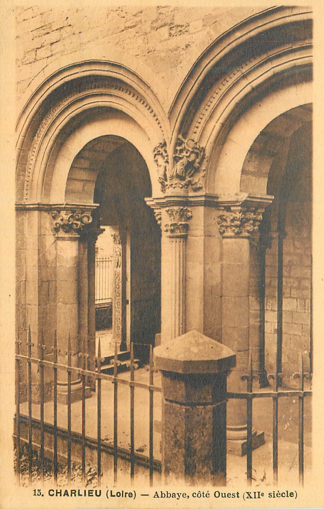 CPA Charlieu (Loire) Abbaye cote Ouest (XIIe siecle)