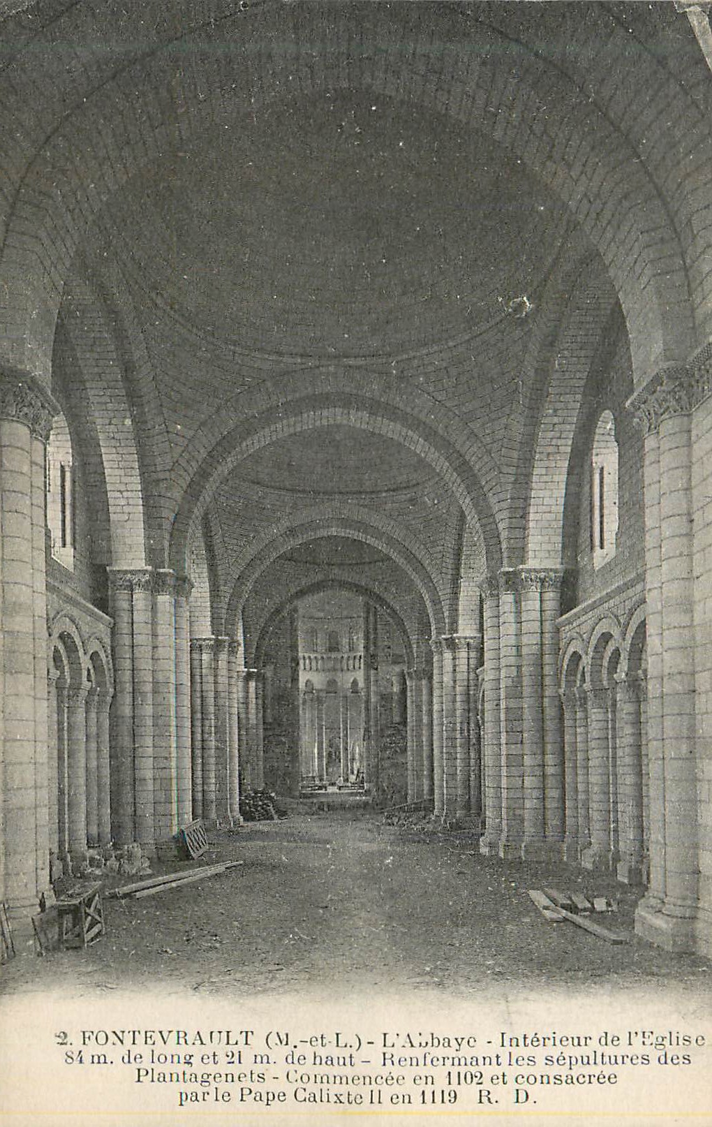 CPA Fontevrault (M et L) L'Abbaye Interieur de l'Eglise Renfermant les sepultures des Plantagenets commencee en 1102 con