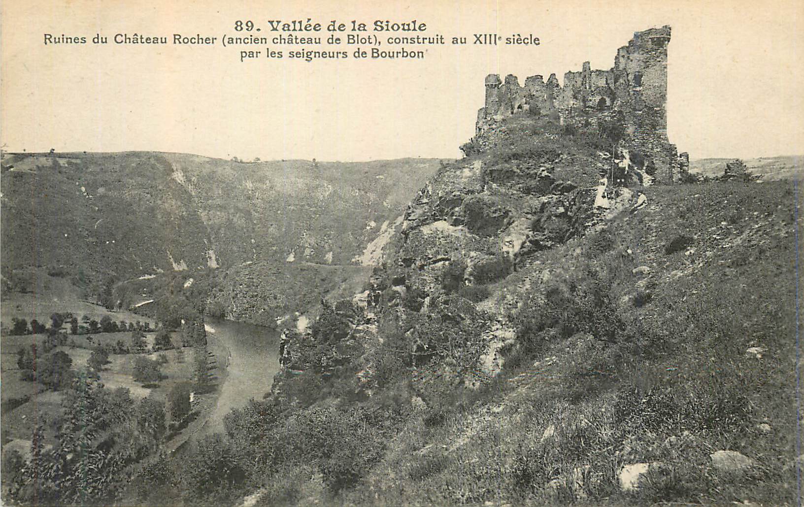 Vallée de la Sioule — Ruines du Château Rocher (ancien château de Blot), construit au XIIIe siècle par les seigneurs de Bourbon