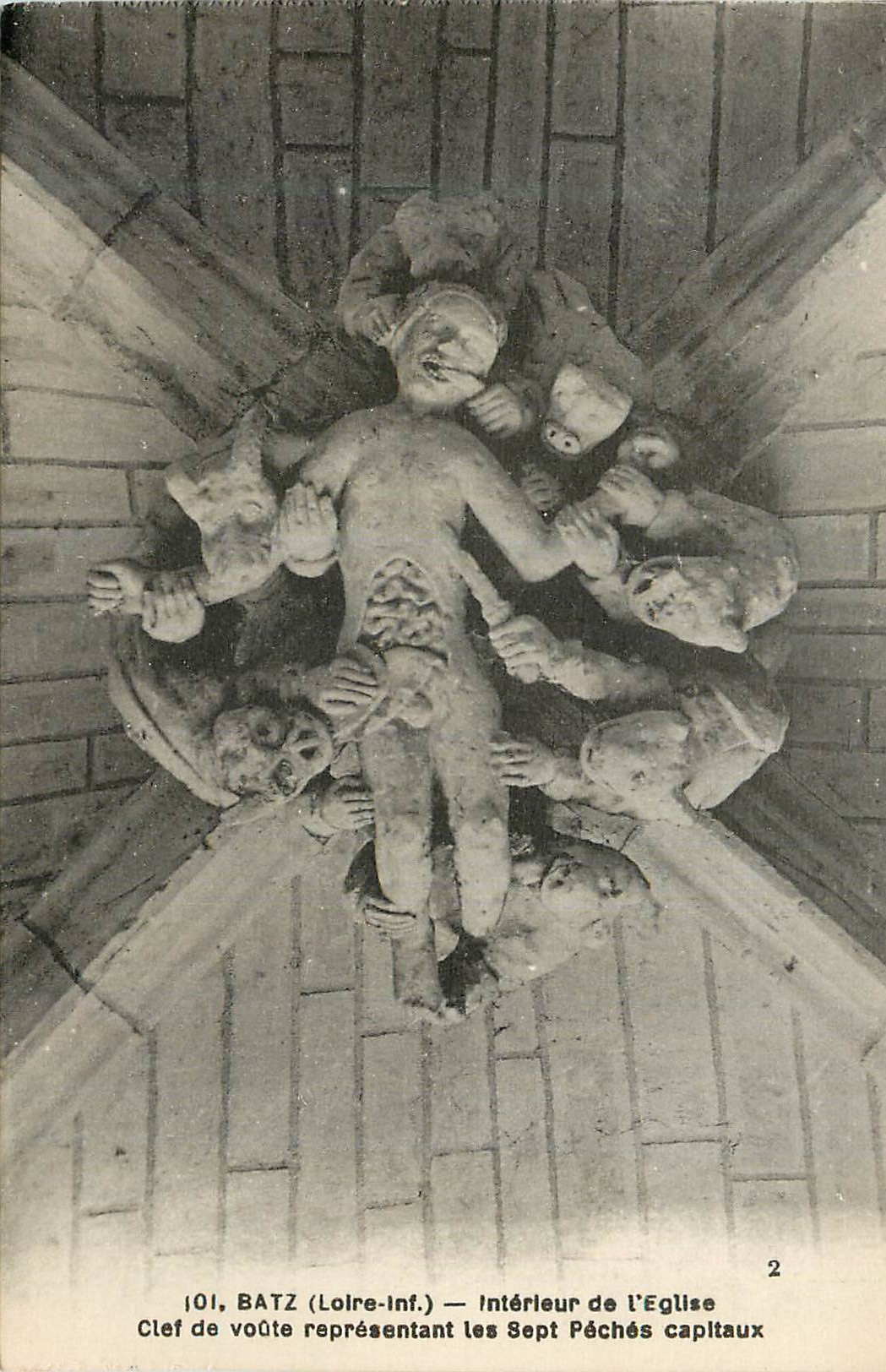 CPA Batz (Loire Inf) Interieur de l'Eglise Clef de voute representant les Sept Peches capitaux