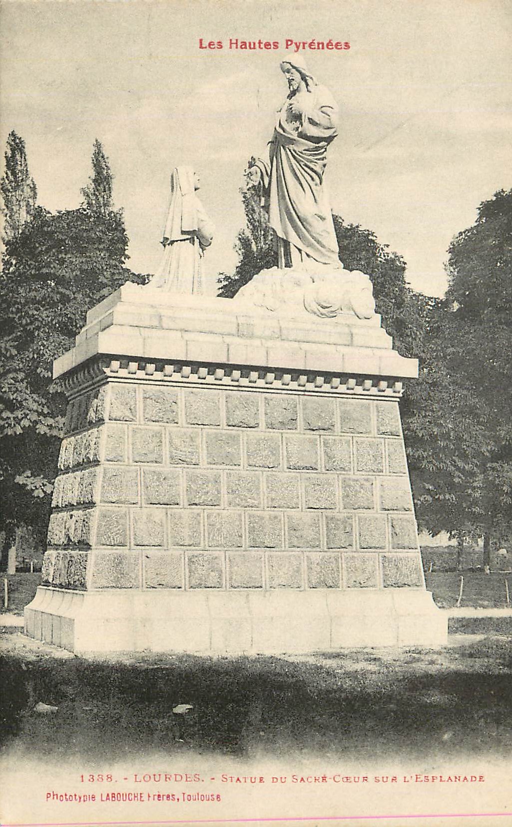 CPA Lourdes Statue du Sache Coeur sur l'Esplanade Les Hautes Pyrenees