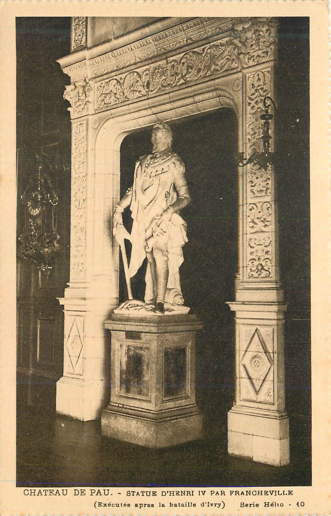 CPA Chateau de Pau Statue d'Henri IV par Francheville (Executee apres la bataille d'Ivry)