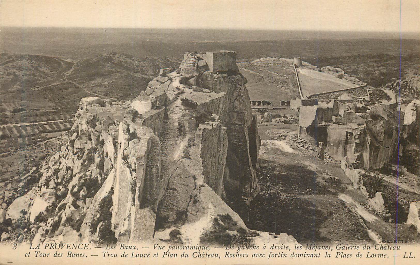 Les Baux-de-Provence — Vue panoramique — Les Méjanes, Galerie du Château, Rochers avec fortin dominant la Place de Lorme — LL.
