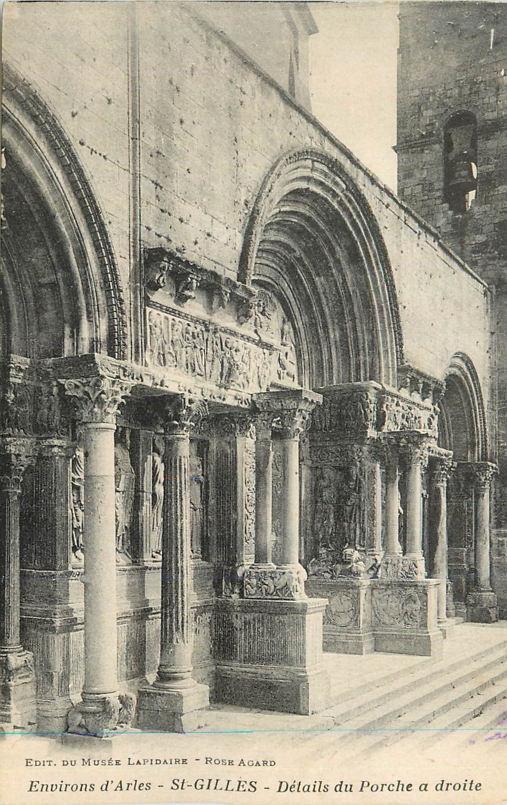 CPA Environs d'Arles St Gilles Detail du Porche a droite