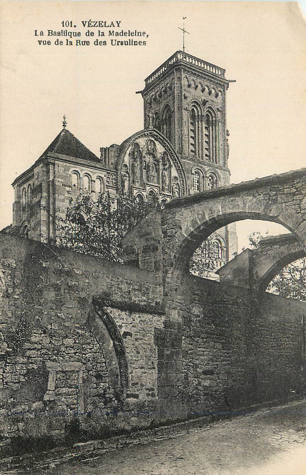 Vézelay — La Basilique de la Madeleine, vue de la Rue des Ursulines — Éditeur non identifié, n° de série 101