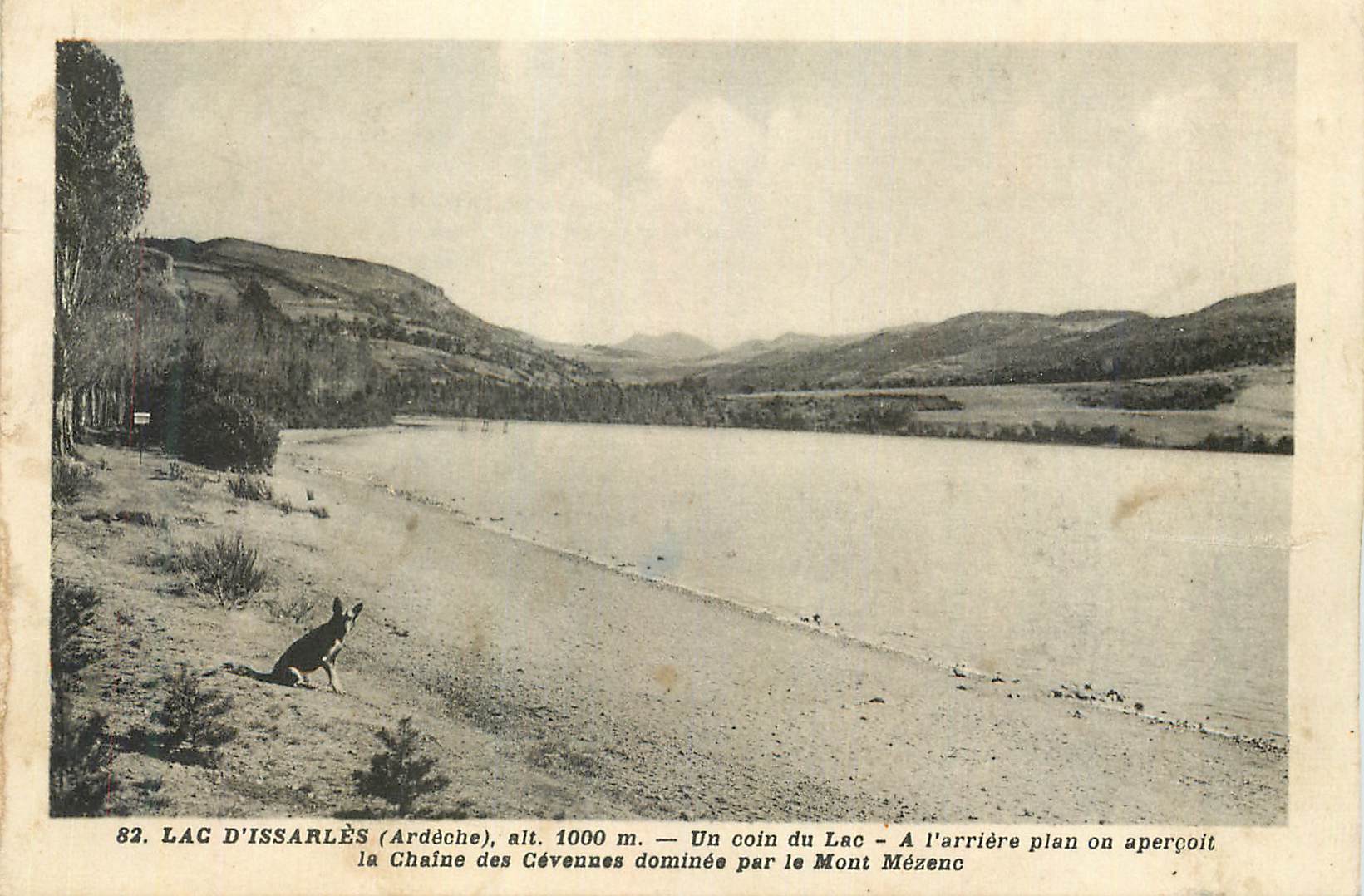 Lac d'Issarlès (Ardèche), alt. 1000 m. — Un coin du lac dominé par le Mont Mézenc — éditeur non visible