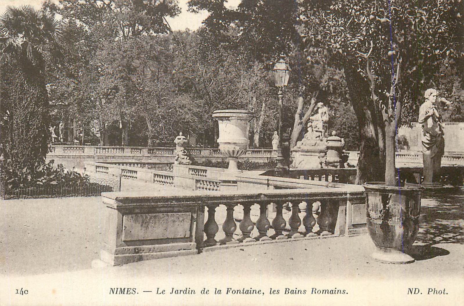 Nîmes — Le Jardin de la Fontaine, les Bains Romains — ND. Phot.