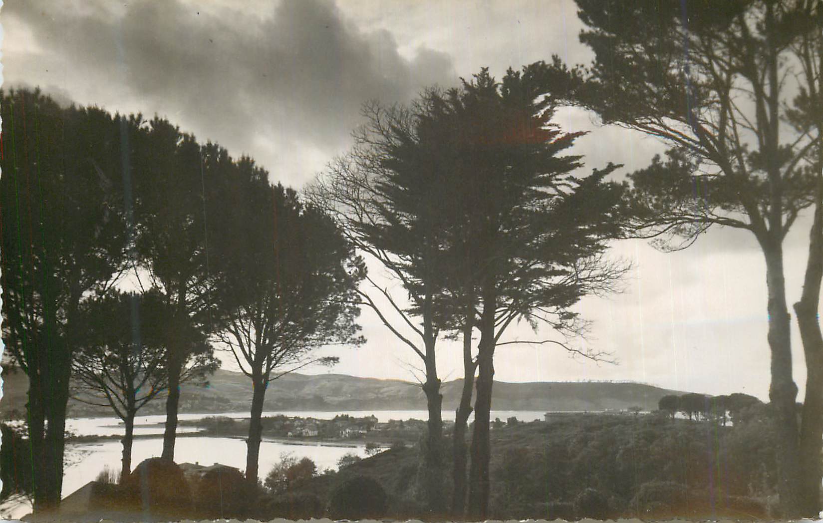 Vue sur un lac et des collines — Éditeur non identifiable