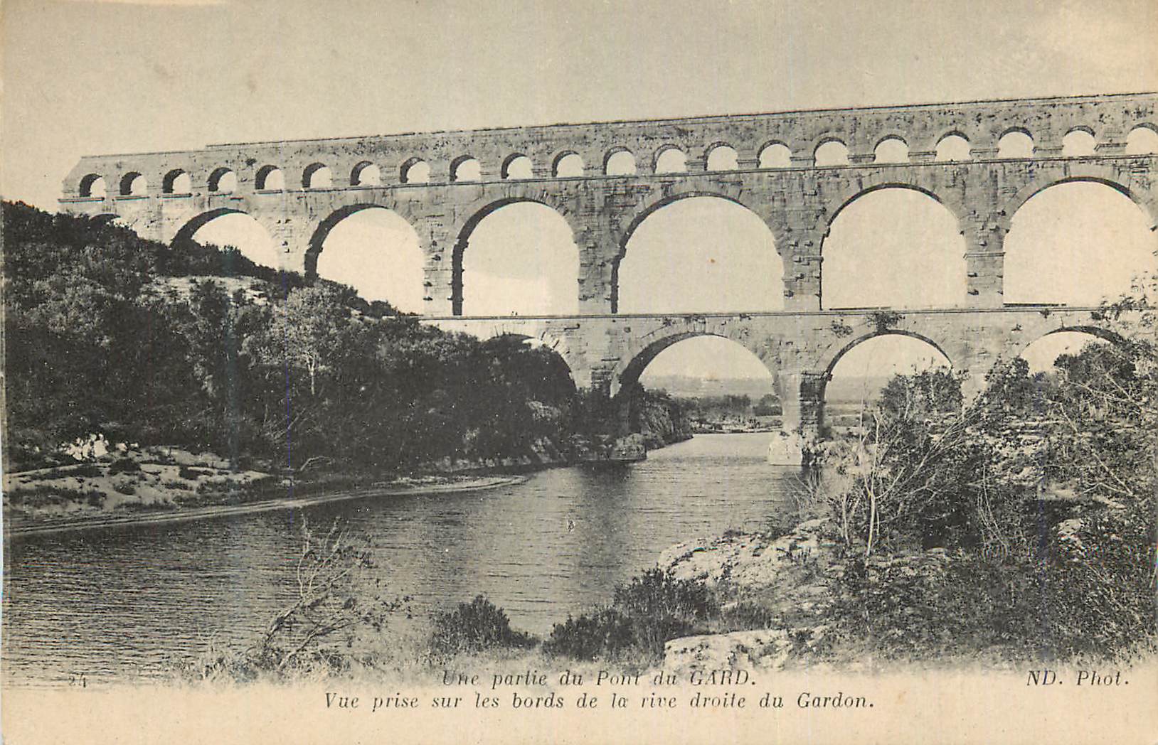 Brücke Gard — Ansicht vom rechten Ufer des Gardon — ND. Fotografie