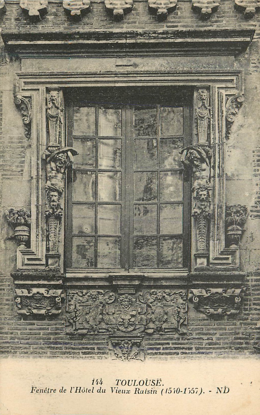 Fenêtre de l'Hôtel du Vieux Raisin (1510-1557) — Toulouse — ND